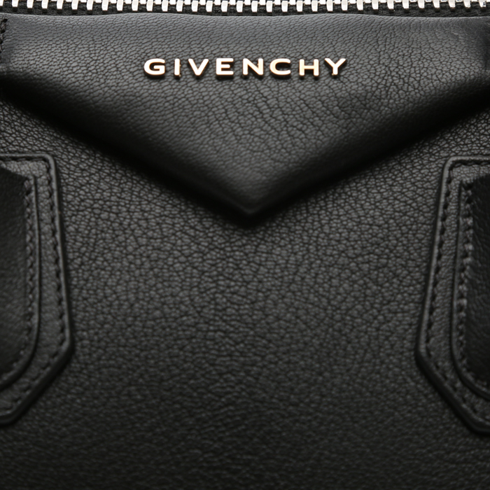 Sac à main Givenchy  Antigona mini  en cuir grainé noir - Detail D1