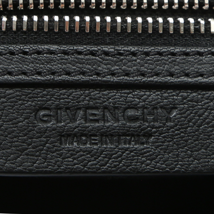 Bolso de mano Givenchy  Antigona mini  en cuero granulado negro - Detail D3