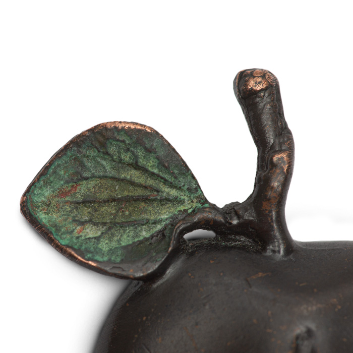 Claude Lalanne, “Pomme-bouche” brooch in patinated bronze, Arthus-Bertrand editions, signed, from the 1990’s - Detail D2