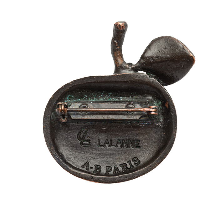 Claude Lalanne, “Pomme-bouche” brooch in patinated bronze, Arthus-Bertrand editions, signed, from the 1990’s - Detail D3