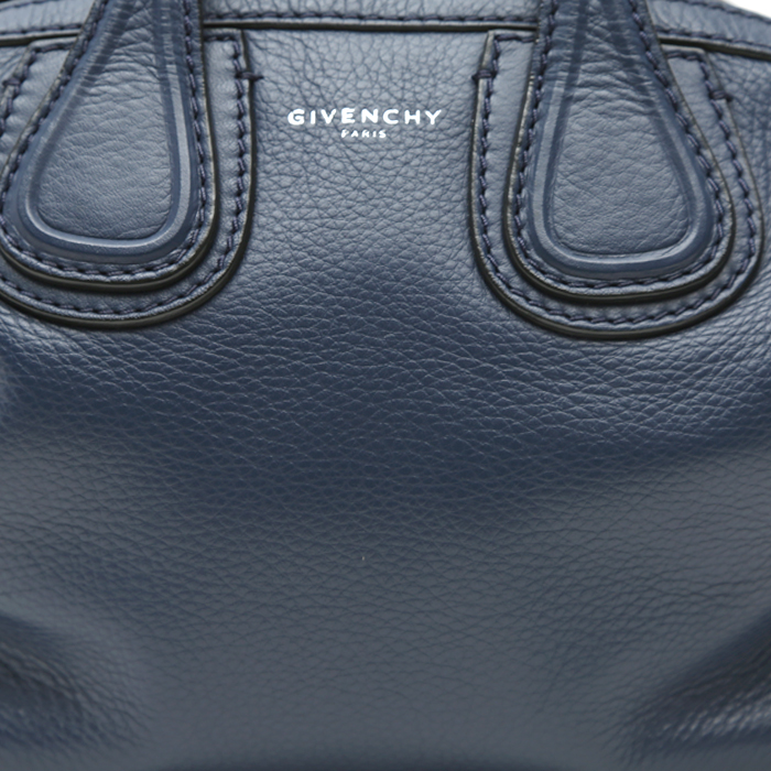 Bolso bandolera Givenchy Nightingale mini en cuero granulado azul oscuro - Detail D1