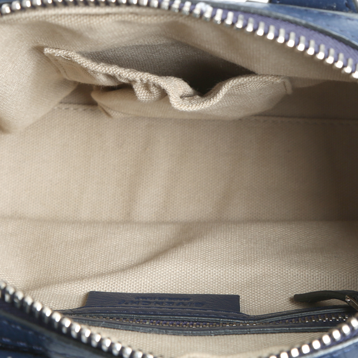 Bolso bandolera Givenchy Nightingale mini en cuero granulado azul oscuro - Detail D2