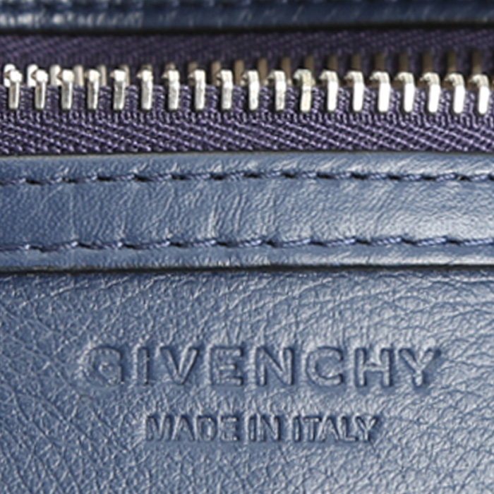 Bolso bandolera Givenchy Nightingale mini en cuero granulado azul oscuro - Detail D3