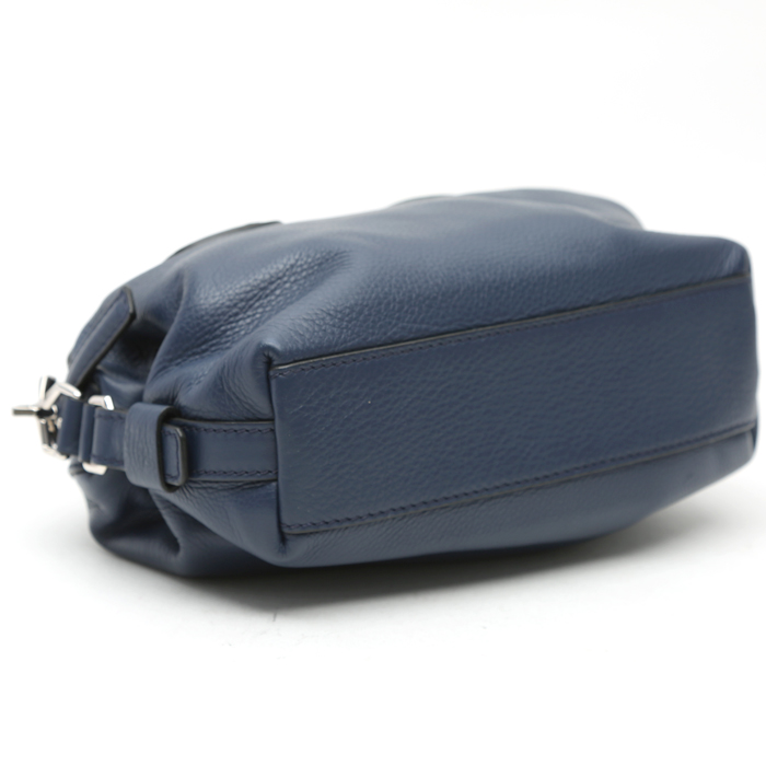 Bolso bandolera Givenchy Nightingale mini en cuero granulado azul oscuro - Detail D4