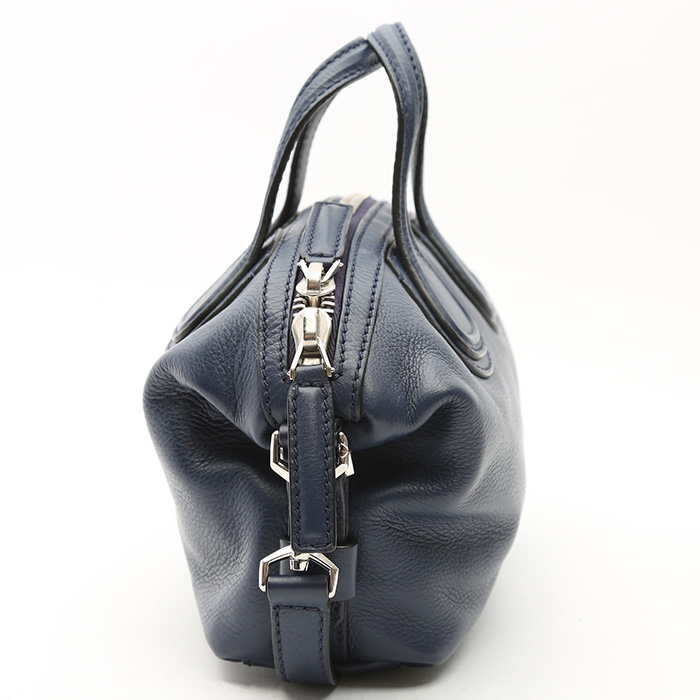 Bolso bandolera Givenchy Nightingale mini en cuero granulado azul oscuro - Detail D5