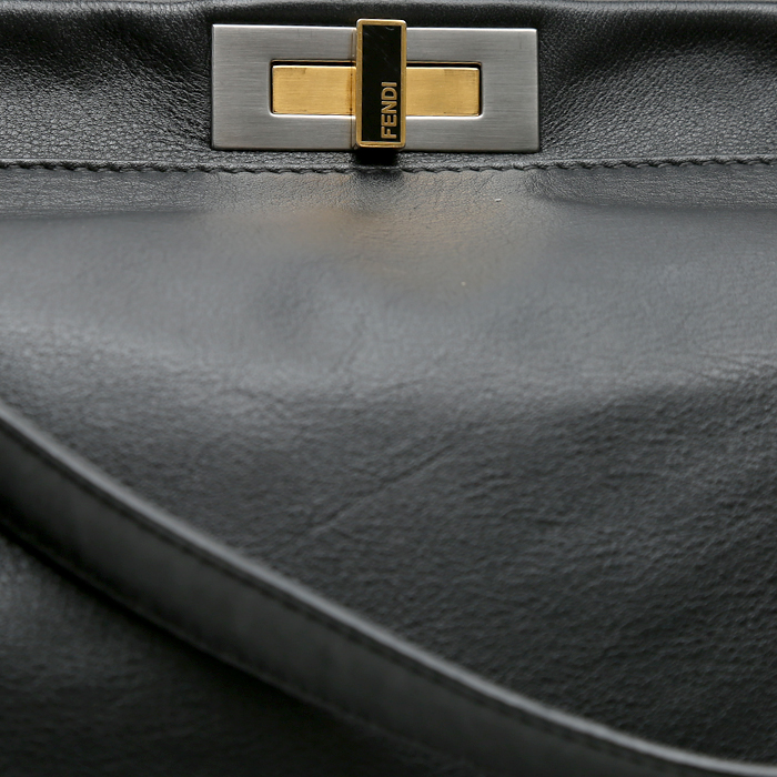 Bolso de mano Fendi  Peekaboo en cuero negro - Detail D1
