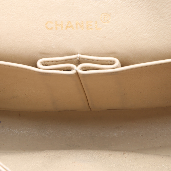Chanel  Timeless Petit shoulder bag  in beige quilted leather - Detail D2
