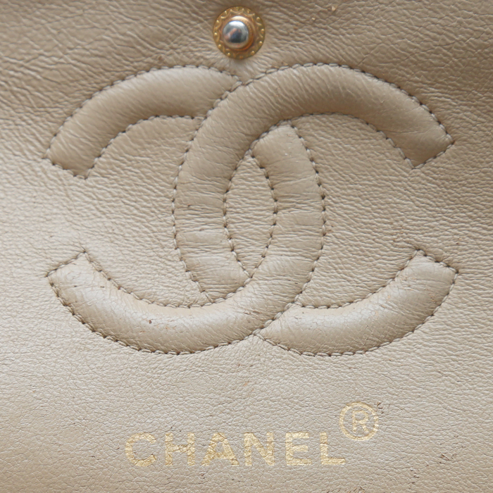Bolso bandolera Chanel  Timeless Petit en cuero acolchado beige - Detail D3