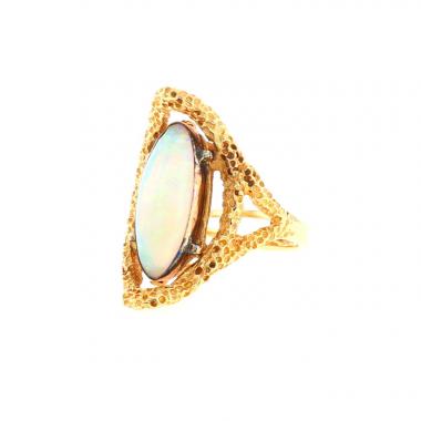 Modern Vintage   1970's ring in yellow gold and opal