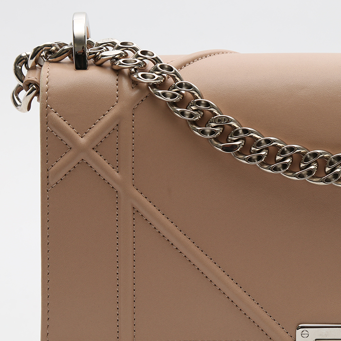 Bolso bandolera Dior  Diorama en cuero beige - Detail D1