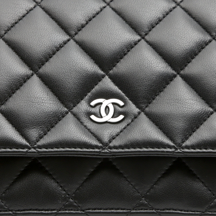 Sac bandoulière Chanel  Wallet on Chain en cuir matelassé noir - Detail D1