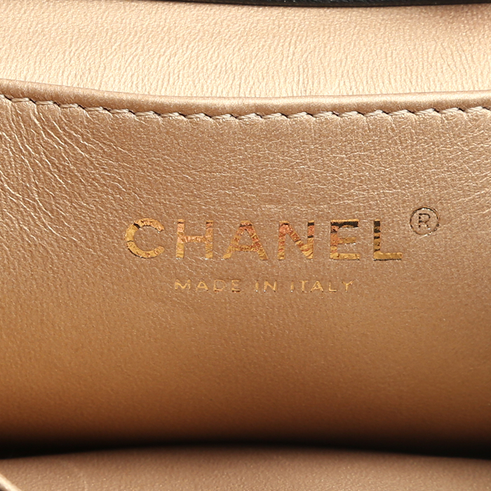 Sac bandoulière Chanel   en cuir matelassé noir - Detail D3