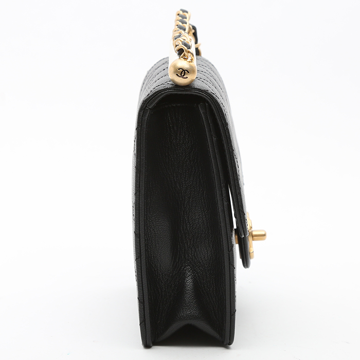 Sac bandoulière Chanel   en cuir matelassé noir - Detail D6