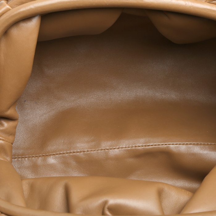 Bolsito de mano Bottega Veneta  Pouch en cuero marrón - Detail D2