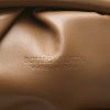 Bolsito de mano Bottega Veneta  Pouch en cuero marrón - Detail D3 thumbnail
