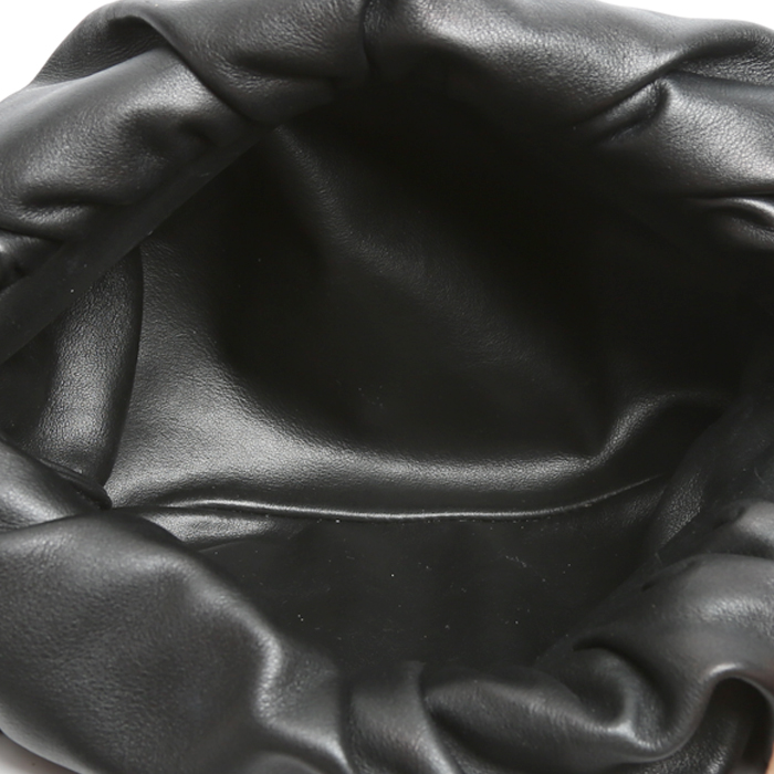Bottega Veneta Pouch handbag in black leather - Detail D2