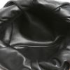 Bolso de mano Bottega Veneta  Pouch en cuero negro - Detail D2 thumbnail