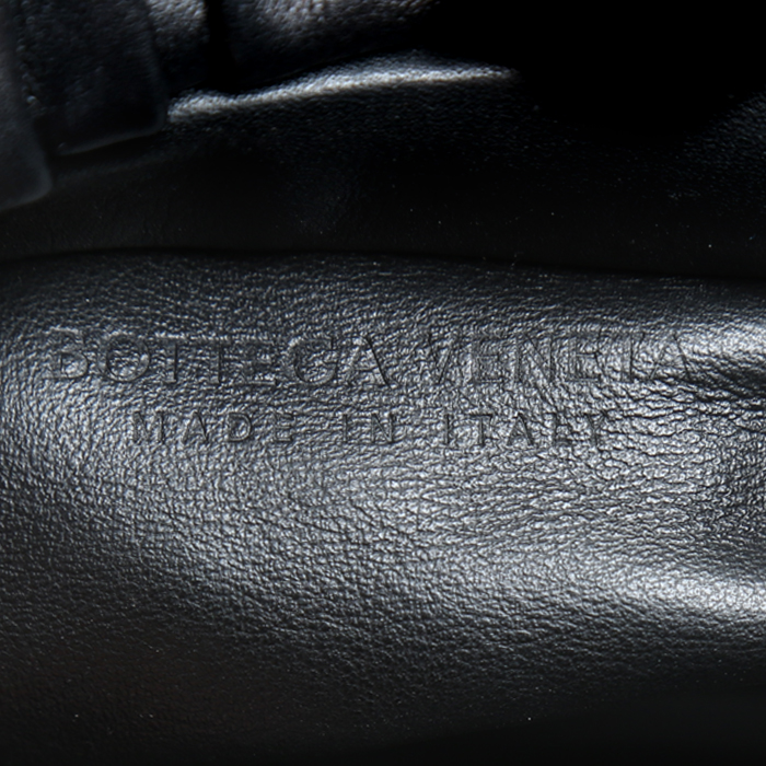 Bottega Veneta Pouch handbag in black leather - Detail D3