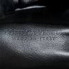 Bolso de mano Bottega Veneta  Pouch en cuero negro - Detail D3 thumbnail