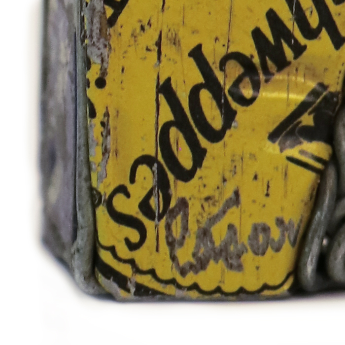 César, Mini compression, sculpture pendentif en métal composé de capsules et de fil de fer, signée, années 1990 (ref. Durand-Ruel n° 4336)