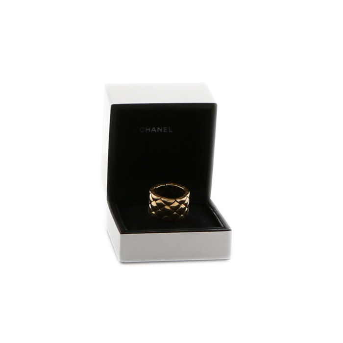 Bague semi-souple Chanel Matelassé en or jaune - Detail D2