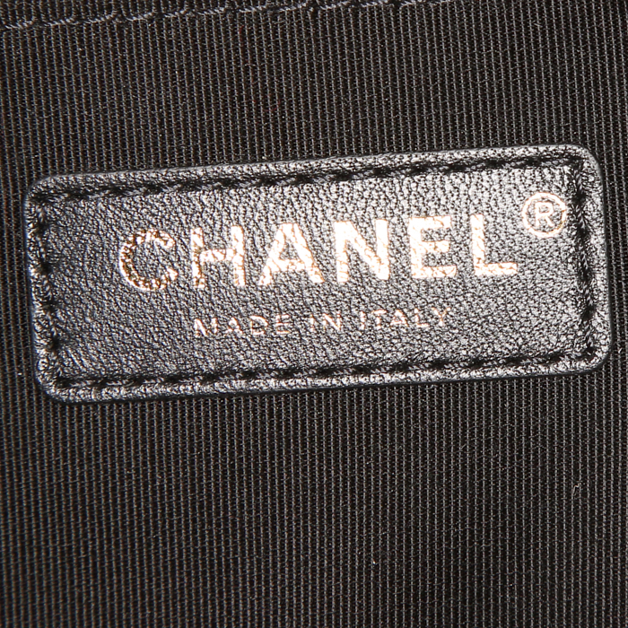 Bolso bandolera Chanel  Boy en cuero granulado acolchado negro - Detail D4