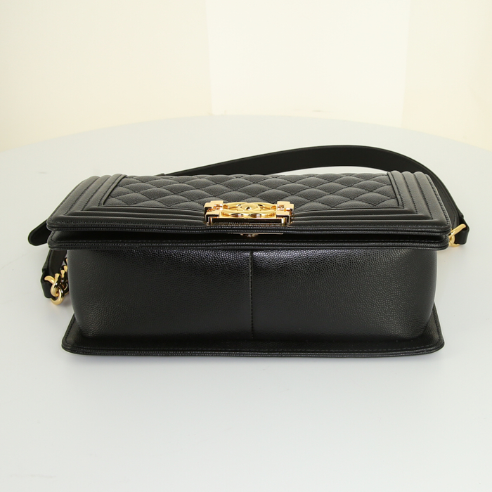 Sac bandoulière Chanel  Boy en cuir grainé matelassé noir - Detail D5