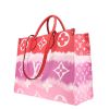 Shopping bag Louis Vuitton Onthego modello grande in tela monogram bicolore rossa e rosa - Detail D3 thumbnail