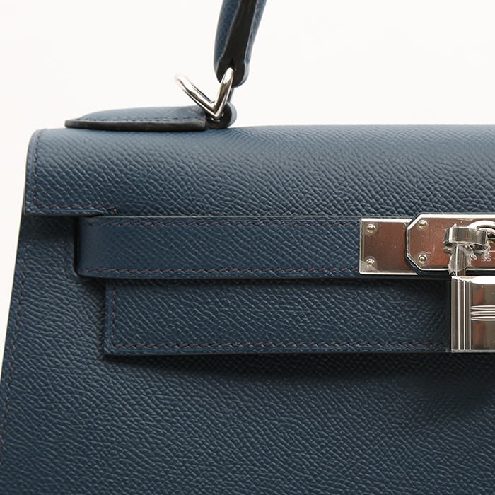 Bolso de mano Hermès  Kelly 28 cm en cuero epsom Bleu de Prusse - Detail D1