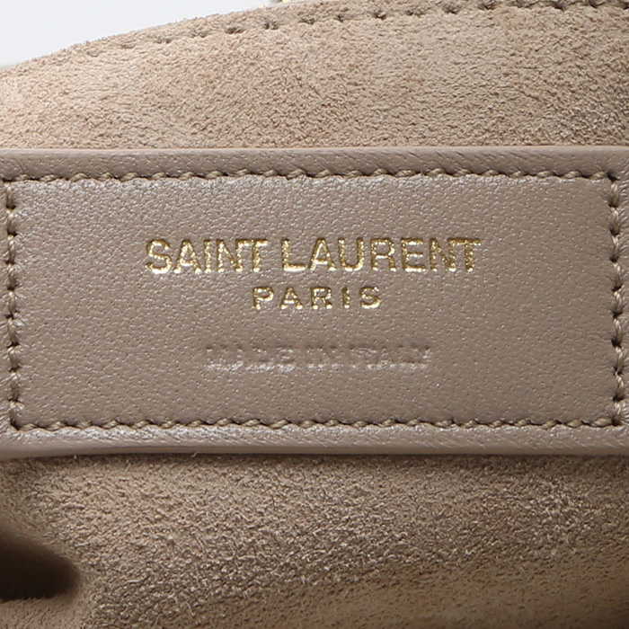 Bolso de mano Saint Laurent  5 à 7 en cuero blanco - Detail D3