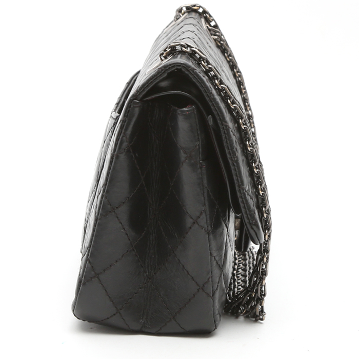 Chanel  Chanel 2.55 shoulder bag  in black quilted leather - Detail D5