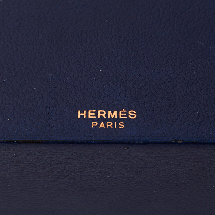 Hermès, boite de cartes à jouer, en cuir bleu, métal, décor émaillé et intérieur bois, signée, des années 1960 - Detail D3