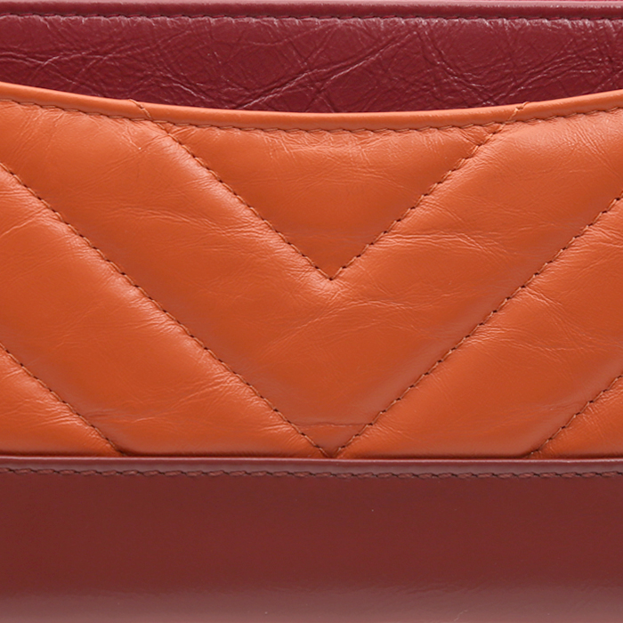 Chanel Gabrielle wallet in orange quilted leather and burgundy leather - Detail D1
