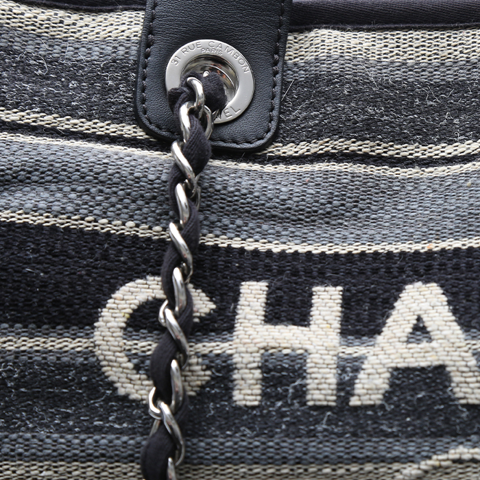 Sac cabas Chanel Deauville en toile tricolore beige noire et bleue et cuir bleu-marine - Detail D1