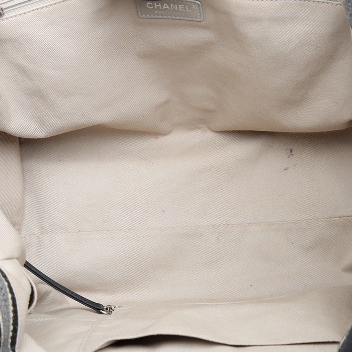 Sac cabas Chanel Deauville en toile tricolore beige noire et bleue et cuir bleu-marine - Detail D5