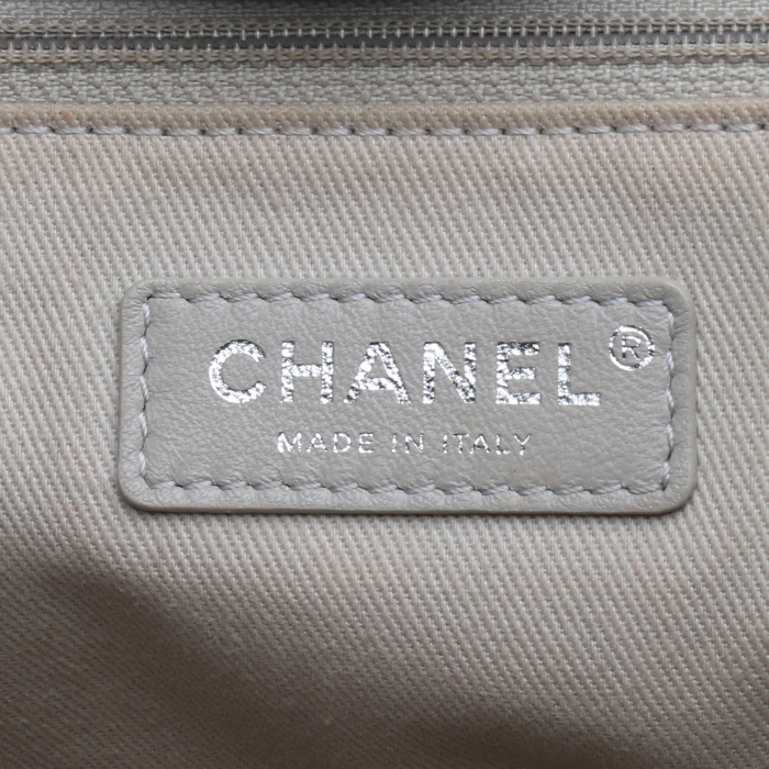 Sac cabas Chanel Deauville en toile tricolore beige noire et bleue et cuir bleu-marine - Detail D6