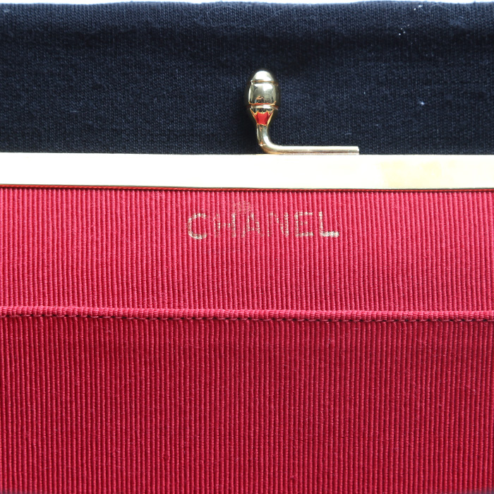 Chanel  Vintage handbag  in black quilted jersey - Detail D3