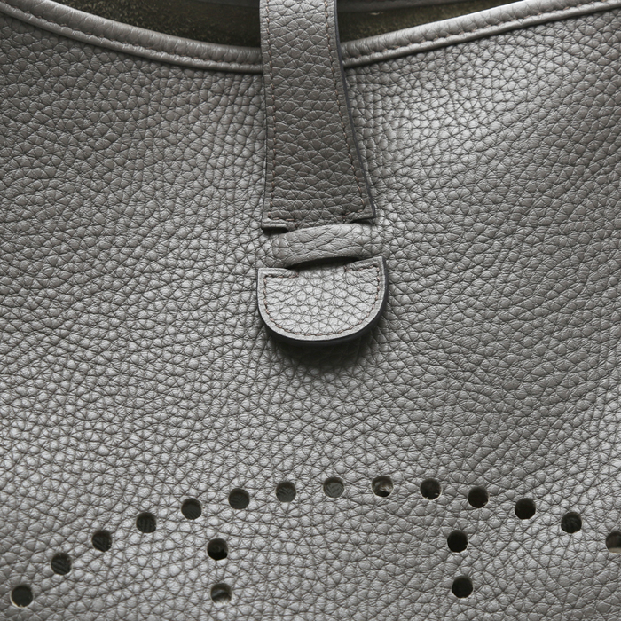 Sac bandoulière Hermès  Evelyne moyen modèle  en cuir togo gris - Detail D1