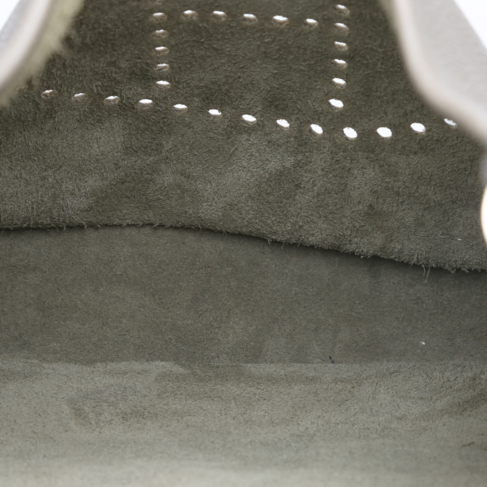 Sac bandoulière Hermès  Evelyne moyen modèle  en cuir togo gris - Detail D2