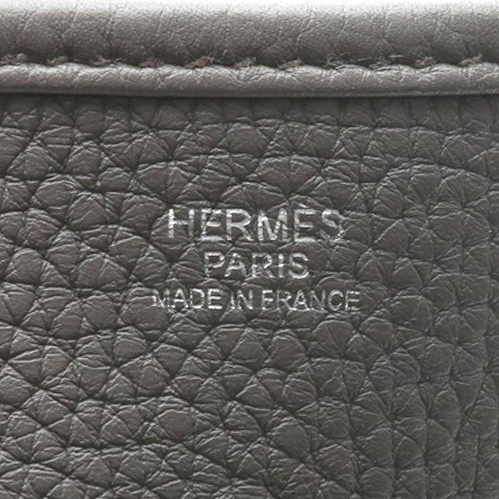 Bolso bandolera Hermès  Evelyne modelo mediano  en cuero togo gris - Detail D3