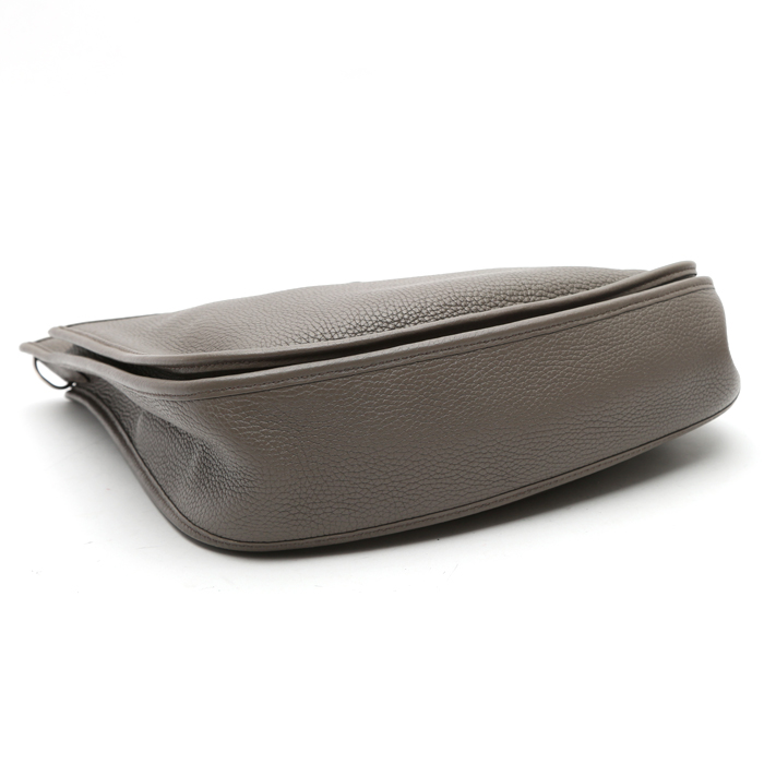 Sac bandoulière Hermès  Evelyne moyen modèle  en cuir togo gris - Detail D4