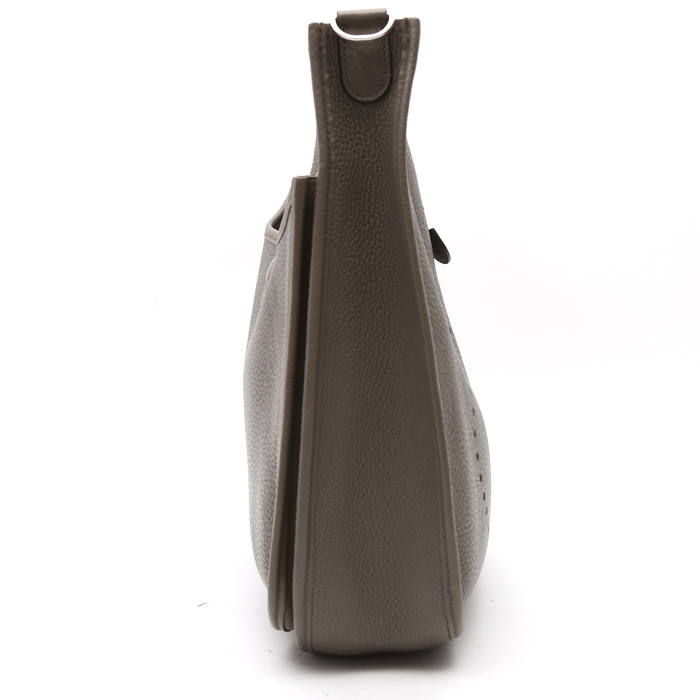 Sac bandoulière Hermès  Evelyne moyen modèle  en cuir togo gris - Detail D5