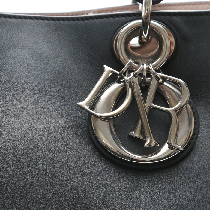 Sac cabas Dior  Diorissimo petit modèle  en cuir noir et cuir verni bleu - Detail D1