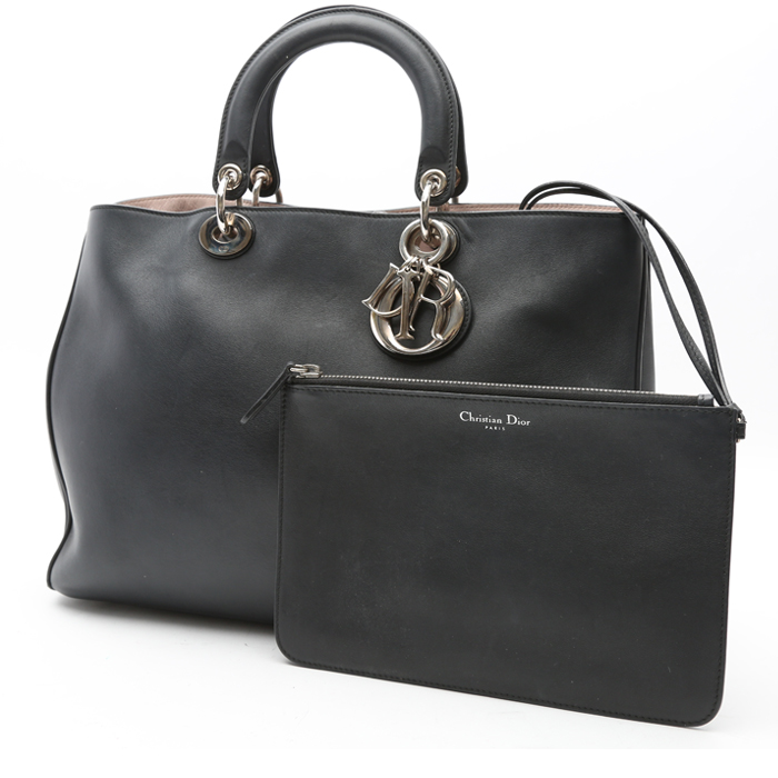 Bolso Cabás Dior  Diorissimo modelo pequeño  en cuero negro y charol azul - Detail D8