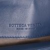 Bolso de mano Bottega Veneta  Olimpia en cuero trenzado azul - Detail D2 thumbnail