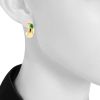 Orecchini a clip Chaumet Anneau in oro giallo e smeraldo - Detail D1 thumbnail