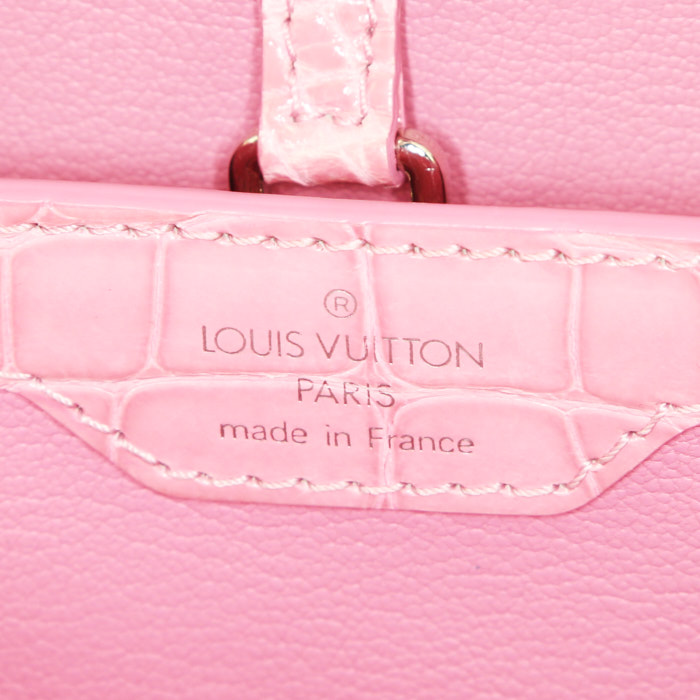 Sac à main Louis Vuitton  Capucines moyen modèle  en alligator rose - Detail D4