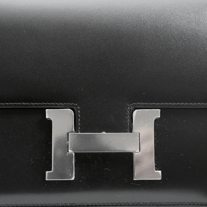 Sac bandoulière Hermès Constance en cuir box noir - Detail D1