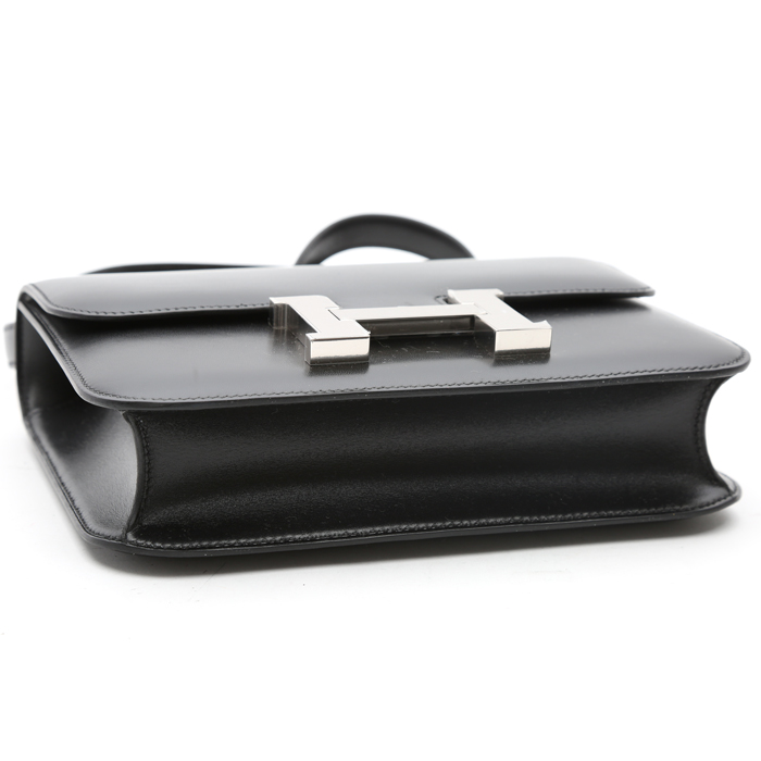 Sac bandoulière Hermès Constance en cuir box noir - Detail D4