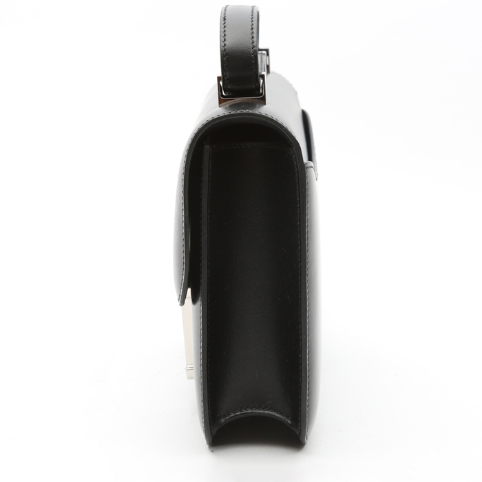 Sac bandoulière Hermès Constance en cuir box noir - Detail D6